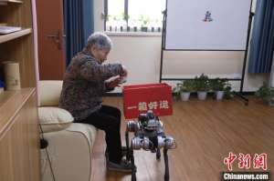 杭州:机器狗“上岗”养老院成新宠