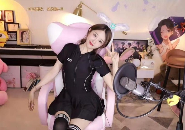 林七七泳装出镜却遭质疑,当场取出胸垫自证清白,大秀无死角身材