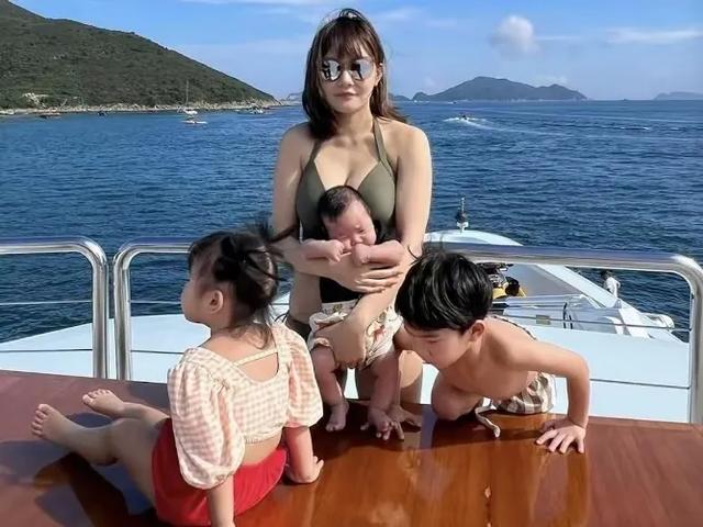 34岁女网红甘当小三，金主是66岁富豪，餐厅内激吻被拍，身材火辣