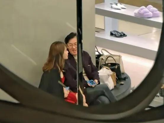 34岁女网红甘当小三，金主是66岁富豪，餐厅内激吻被拍，身材火辣
