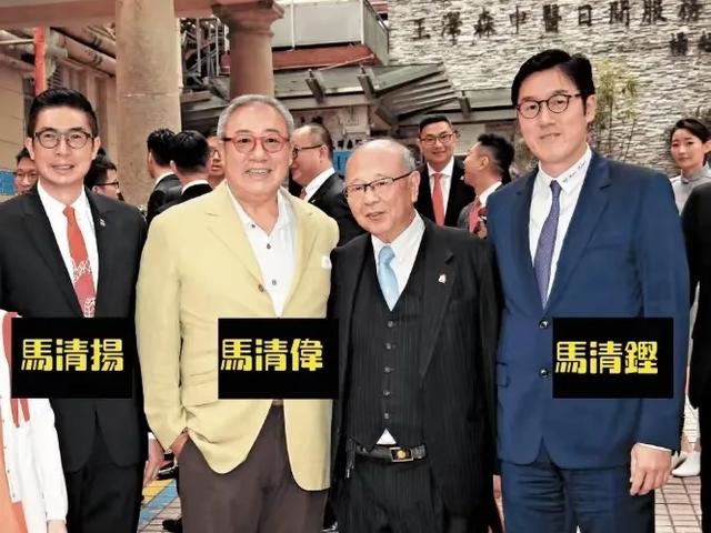 34岁女网红甘当小三，金主是66岁富豪，餐厅内激吻被拍，身材火辣