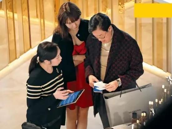 34岁女网红甘当小三，金主是66岁富豪，餐厅内激吻被拍，身材火辣