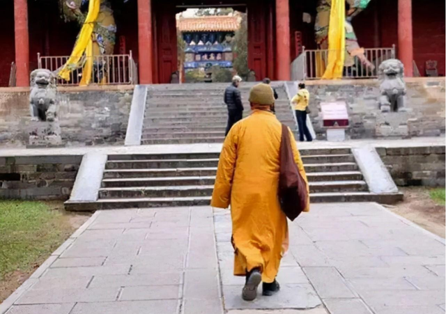 通缉犯“红桃5”：潜逃16年混成佛门高僧，袈裟中藏70万现金