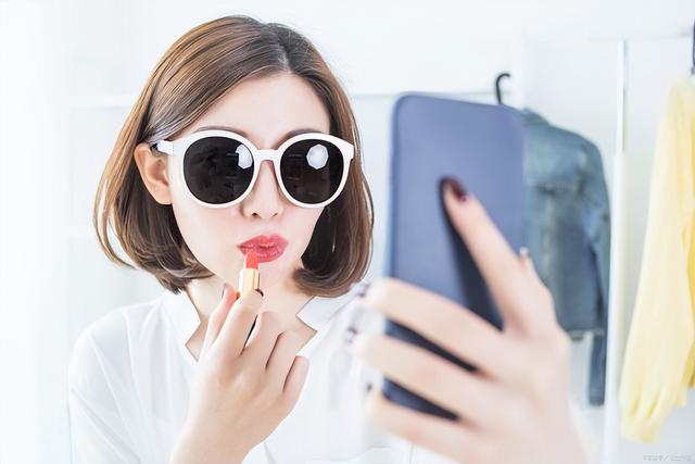 女主播,就只会阿谀谄媚、卖弄风骚?