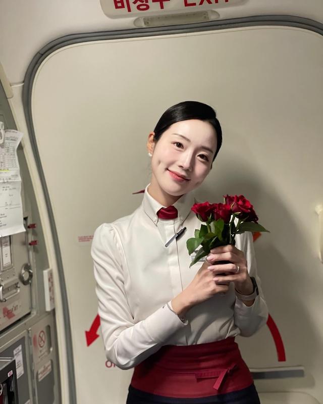 韩国空姐:酒窝小美女,笑起来超甜!