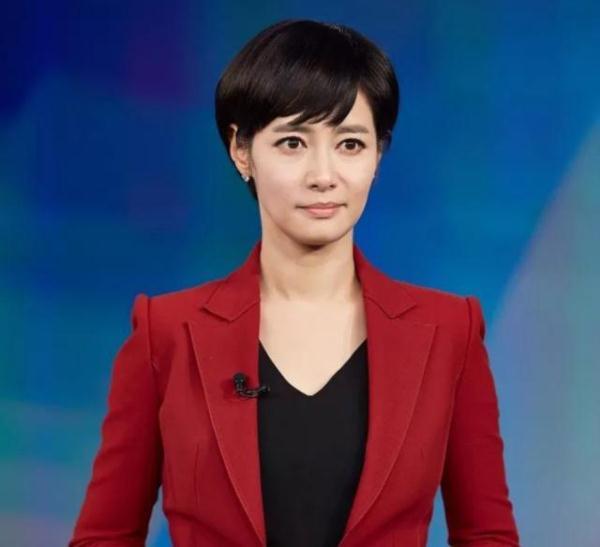 韩国电视台直播突发意外：女主持人突然满头大汗神色异常