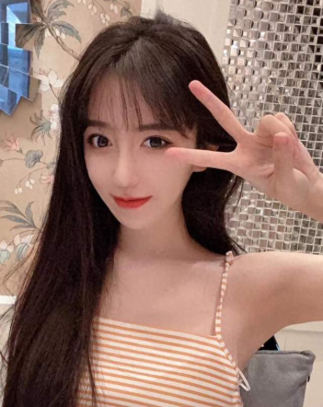 呆妹被质疑清白后气炸，当场卷裤子露腿：哪有妊娠纹？