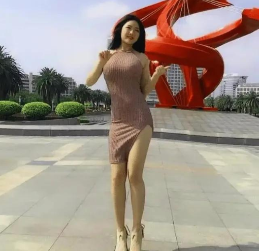 微胖的女生最美，笑起来很可爱，跳起舞来更迷人