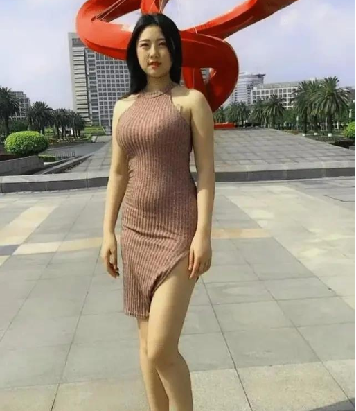 微胖的女生最美，笑起来很可爱，跳起舞来更迷人