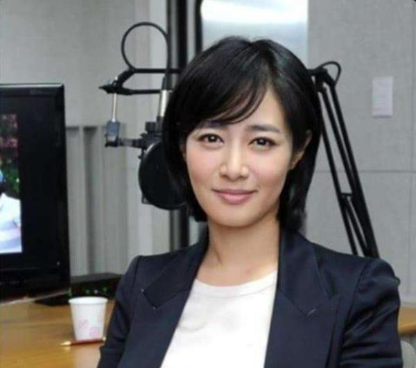 韩国电视台直播突发意外：女主持人突然满头大汗神色异常