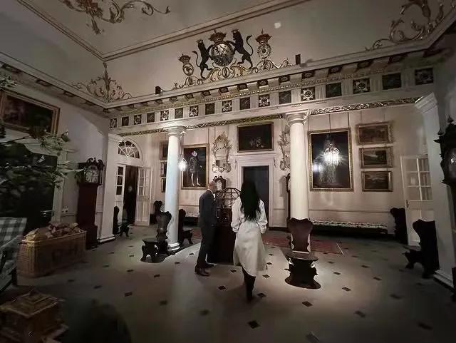 世界首富女友“女主播”造型惊艳,一身红亮相,西装穿出性感范儿