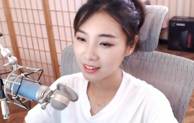 硬核女主播自制游戏攻略走红,却被喷到自闭:女人不配玩游戏?