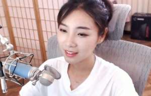 女主播攻略百科(硬核女主播自制游戏攻略走红，却被喷到自闭：女人不配玩游戏？)