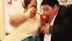 爆笑gif：第一次做水煮鳝鱼，场面有点控制不住！