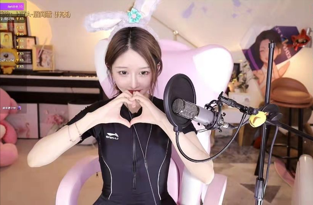 林七七泳装出镜却遭质疑,当场取出胸垫自证清白,大秀无死角身材