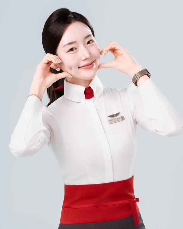 韩国空姐:酒窝小美女,笑起来超甜!