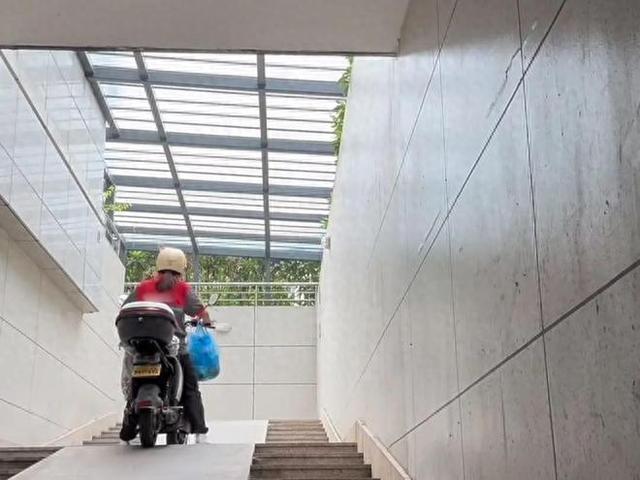 二本毕业女生成了一名保洁员,弟弟质问“为什么读大学”