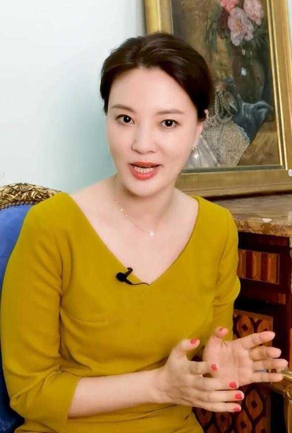 刘芳菲不愧是央视“气质”主持,穿黄色连衣裙端庄优雅,太漂亮了