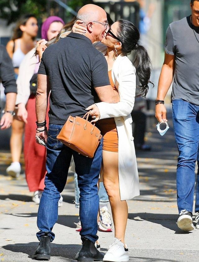 世界首富女友“女主播”造型惊艳,一身红亮相,西装穿出性感范儿