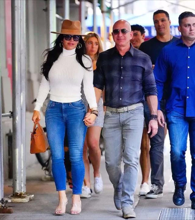 世界首富女友“女主播”造型惊艳,一身红亮相,西装穿出性感范儿