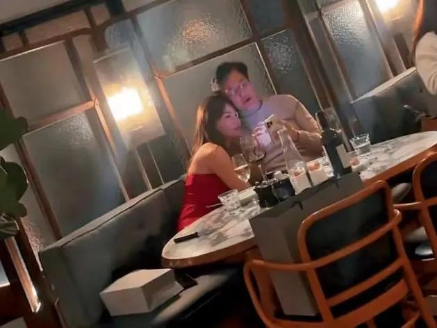 34岁女网红甘当小三，金主是66岁富豪，餐厅内激吻被拍，身材火辣