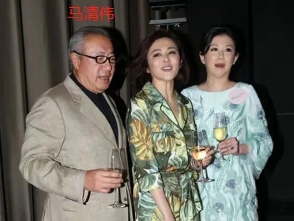 34岁女网红甘当小三，金主是66岁富豪，餐厅内激吻被拍，身材火辣