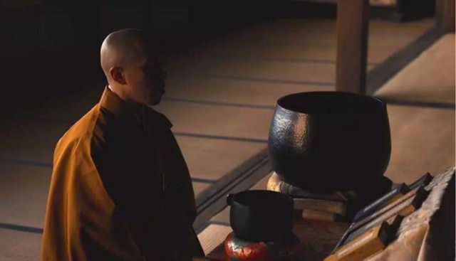 通缉犯“红桃5”：潜逃16年混成佛门高僧，袈裟中藏70万现金