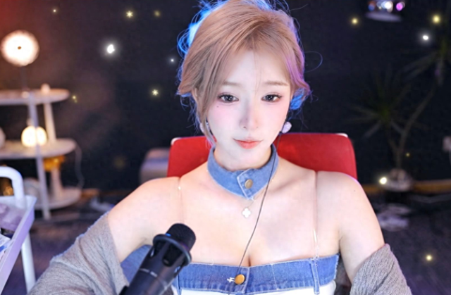 女主播热舞出意外，假发掉落现场很尴尬，主播恳求粉丝忘记这件事
