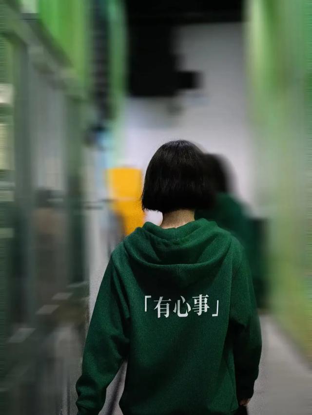 直播中的赵丽颖，绿色卫衣尽显可爱魅力