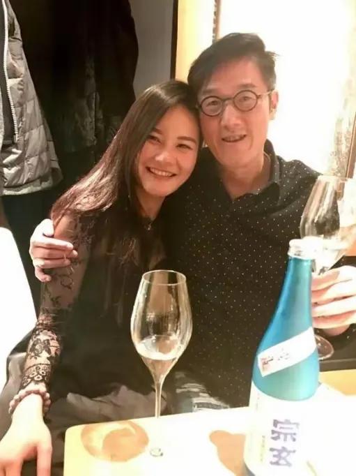34岁女网红甘当小三，金主是66岁富豪，餐厅内激吻被拍，身材火辣