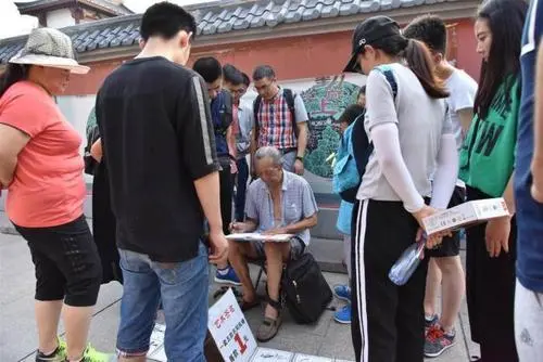 在抖音直播写字,就能月入过万?深究背后门道也没这么简单