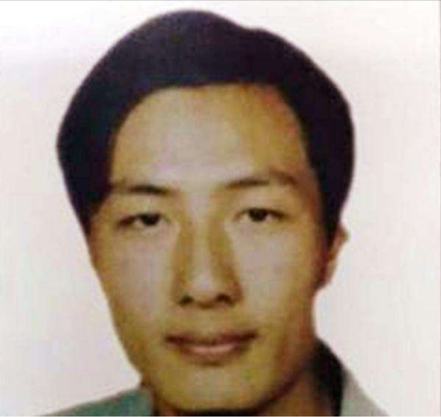 通缉犯“红桃5”：潜逃16年混成佛门高僧，袈裟中藏70万现金