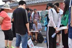 女主播的签名(在抖音直播写字，就能月入过万？深究背后门道也没这么简单)