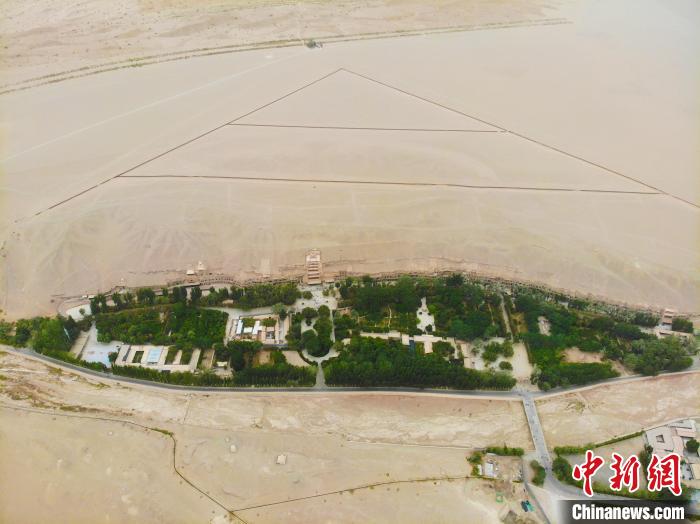 敦煌形成三道绿色屏障:莫高窟积沙量减95%以上