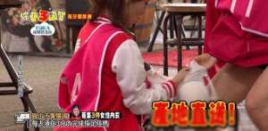 美女主播脱胸罩(台湾综艺尺度大开:女艺人当众脱内衣,与主持人亲密接触引争议)