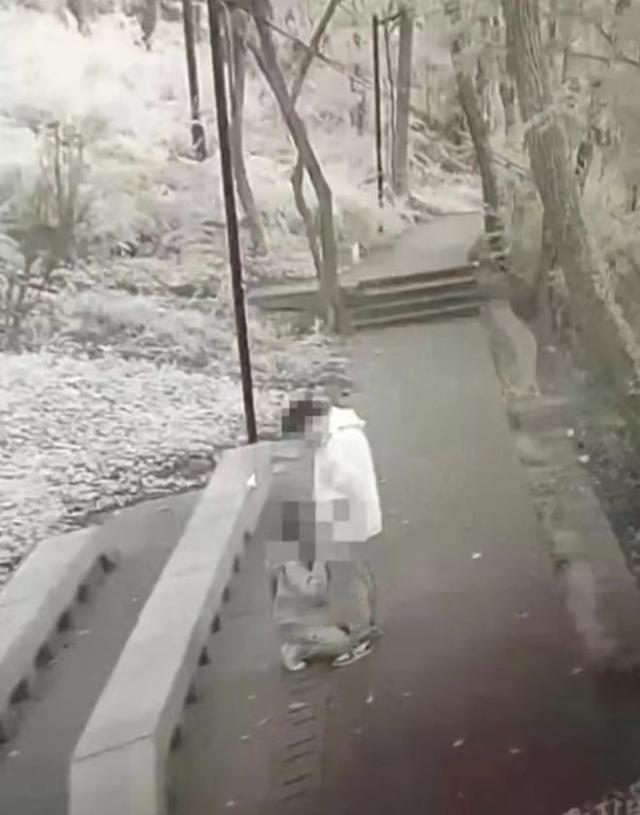 江苏常熟防火员直播转发公园内男女“活春宫”不雅视频被刑拘