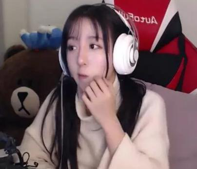 呆妹被质疑清白后气炸，当场卷裤子露腿：哪有妊娠纹？