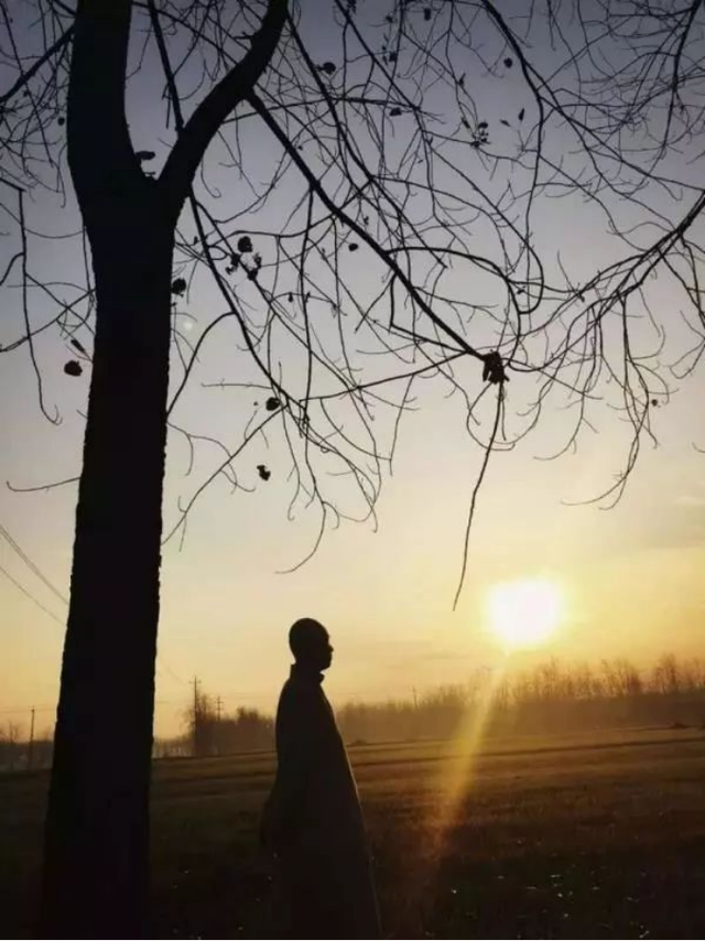 通缉犯“红桃5”：潜逃16年混成佛门高僧，袈裟中藏70万现金