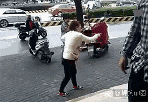 爆笑gif：第一次做水煮鳝鱼，场面有点控制不住！