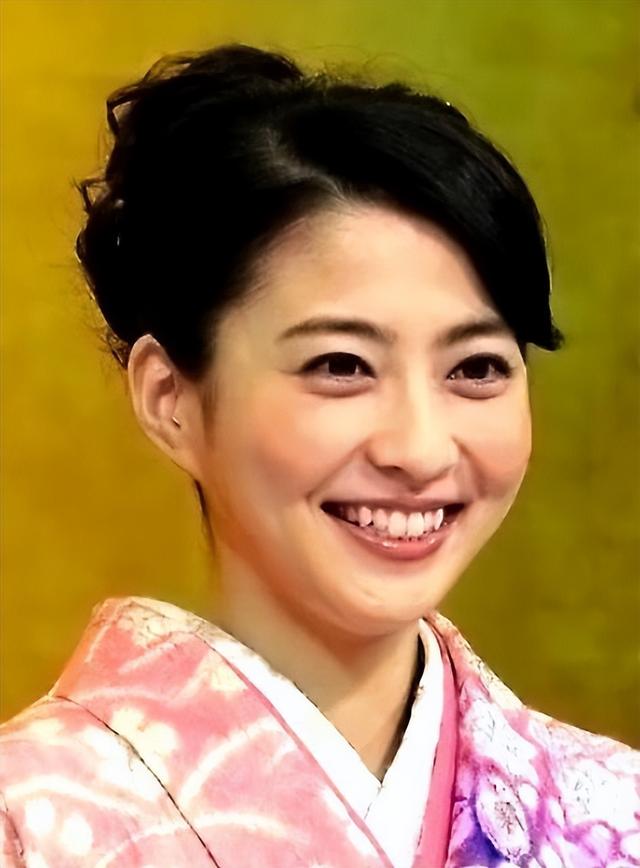 日本主播小林麻央：丈夫偷腥她出面道歉，嫁豪门7年因乳腺癌离世