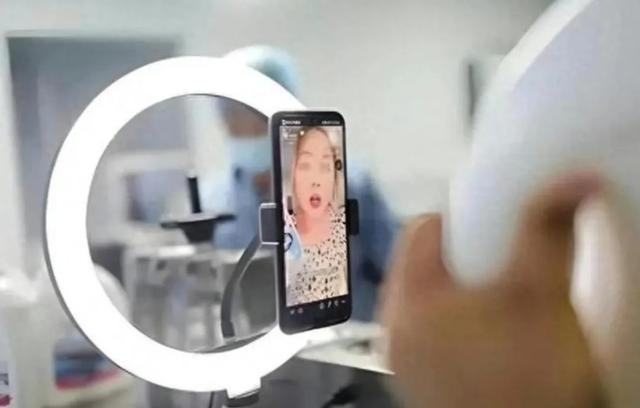 直播行业新风潮：16岁少女签约主播引热议