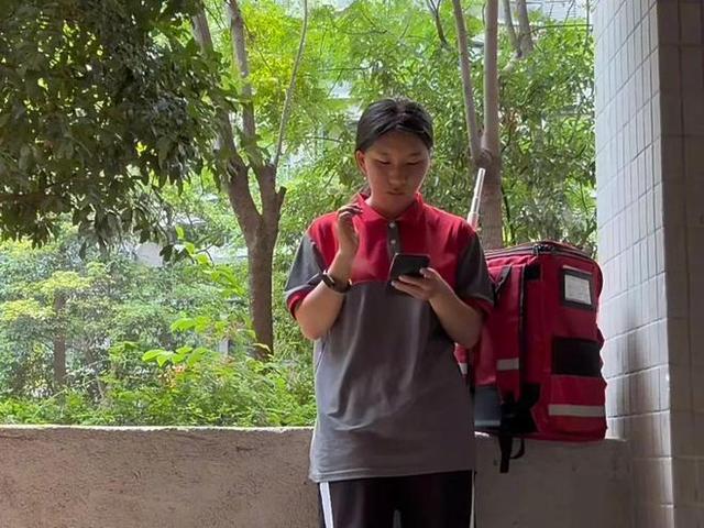 二本毕业女生成了一名保洁员,弟弟质问“为什么读大学”