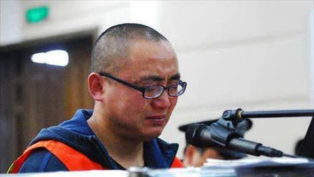 通缉犯“红桃5”：潜逃16年混成佛门高僧，袈裟中藏70万现金