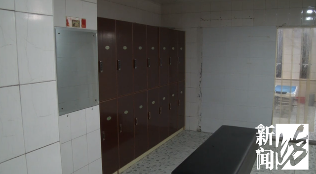 男主播与人打赌，失败后竟直播混入女浴室...