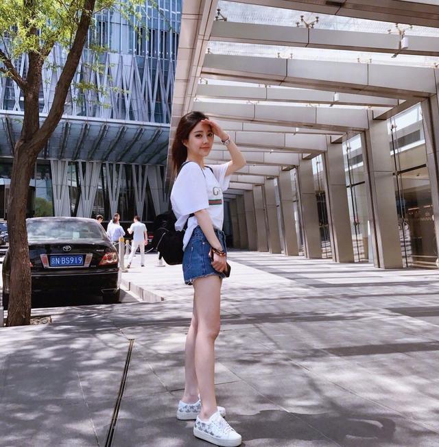 童颜冯提莫白袜直播秀“腿”,却被网友翻出一张最想删除的照片