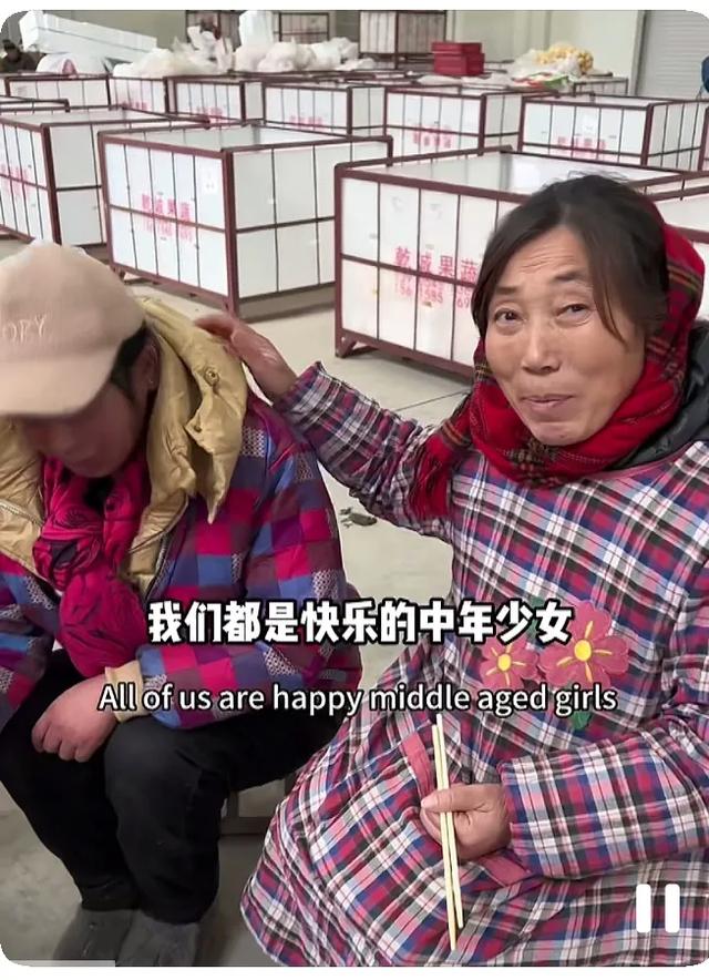 57岁大妈田间飙英语,10天狂揽10万粉!网友:这届卷王在果园!