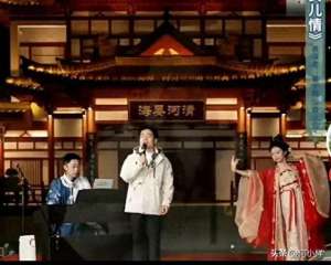 唱男人花的女主播叫什么名字(董宇辉前脚唱《女儿情》，后脚拍到趴在手机照片里找翠花)