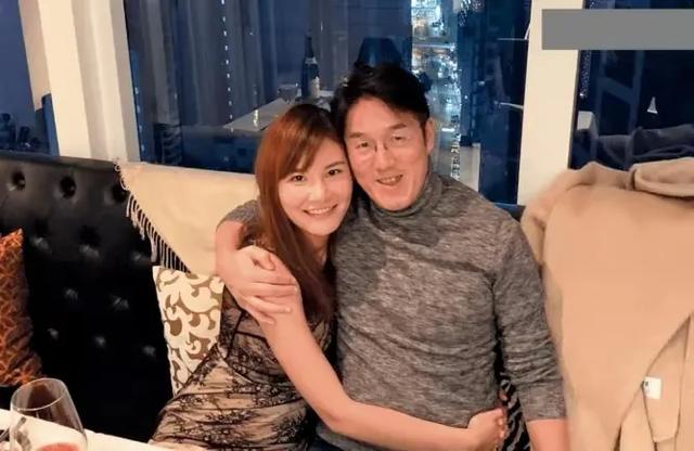 34岁女网红甘当小三，金主是66岁富豪，餐厅内激吻被拍，身材火辣