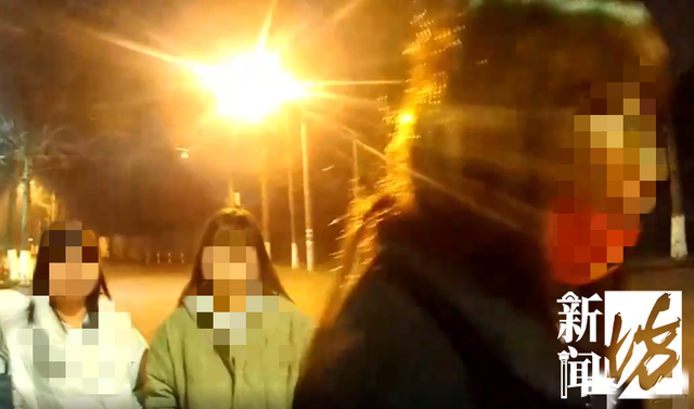 男主播与人打赌，失败后竟直播混入女浴室...