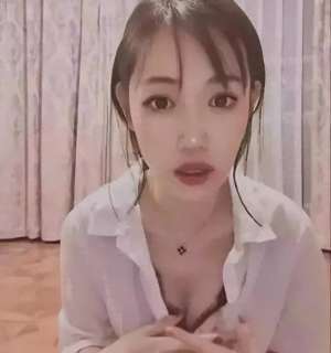 女主播直播睡觉露胸(马蓉直播带货惹众怒,露胸解扣子还提王宝强,网友怒斥:真无耻)